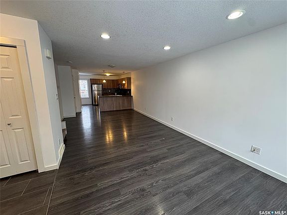 3rd image of 527 Alexandra STREET