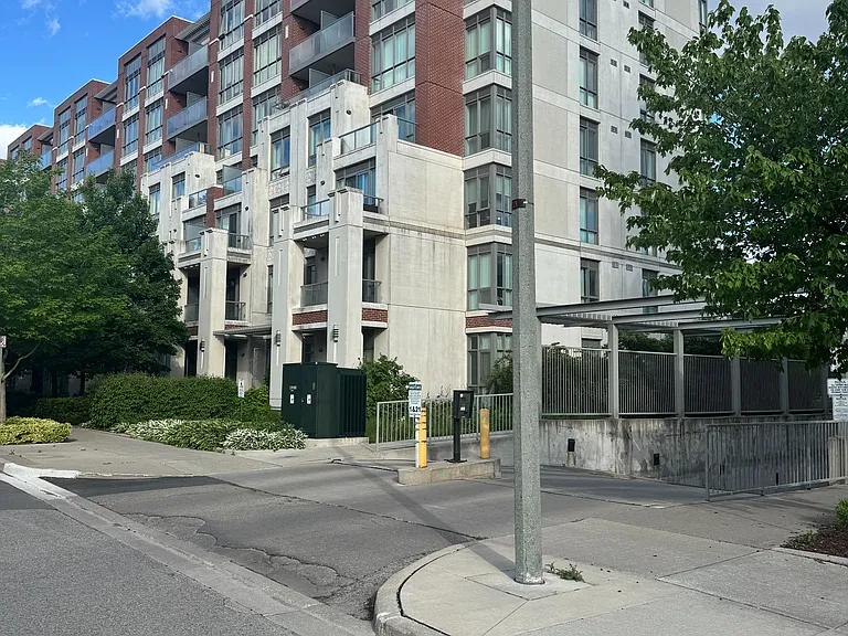 39 Upper Duke Cres #318 — Photo 3