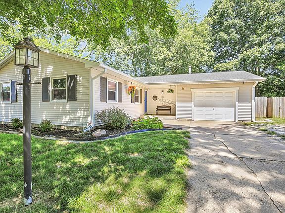 4th image of 1810 Rebecca Dr