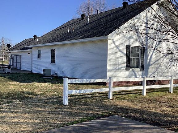 4th image of 2833 S Elmira Ave