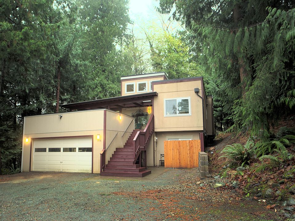 Front entrance to house. One downstairs bedroom, 'Simply Suite', located behind privacy fence on right. Upstairs bedroom, 'Black Swan,' located above 'Simply Suite.'