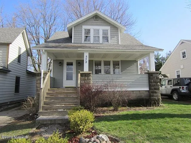 572 Crescent Dr photo 1