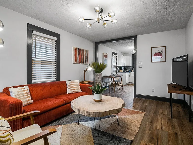 605 E Elm St — Photo 2