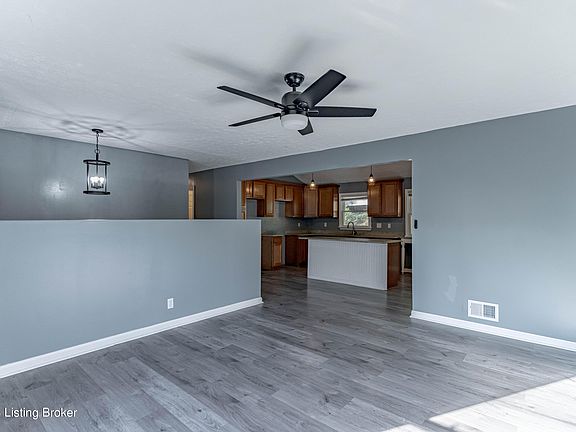 5th image of 9104 Royal Oak Dr