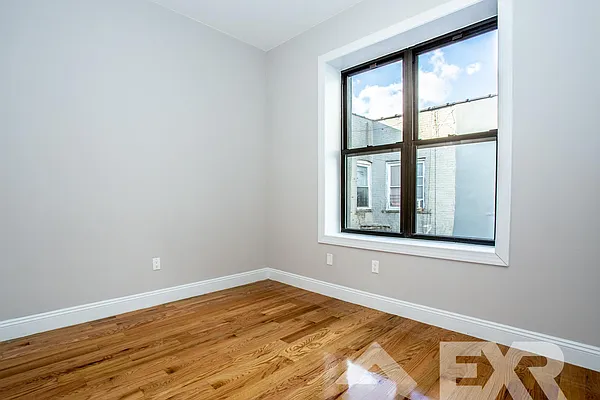 Rented by EXR | media 10
