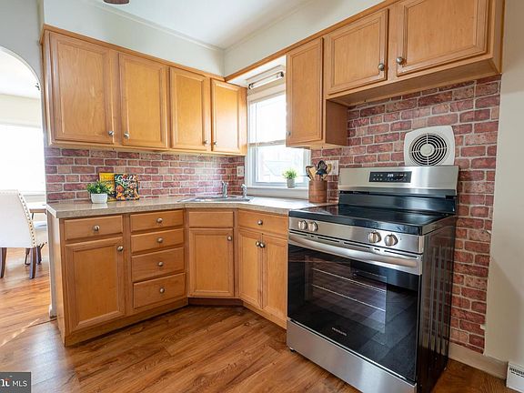 4th image of 1110 Rohrerstown Rd