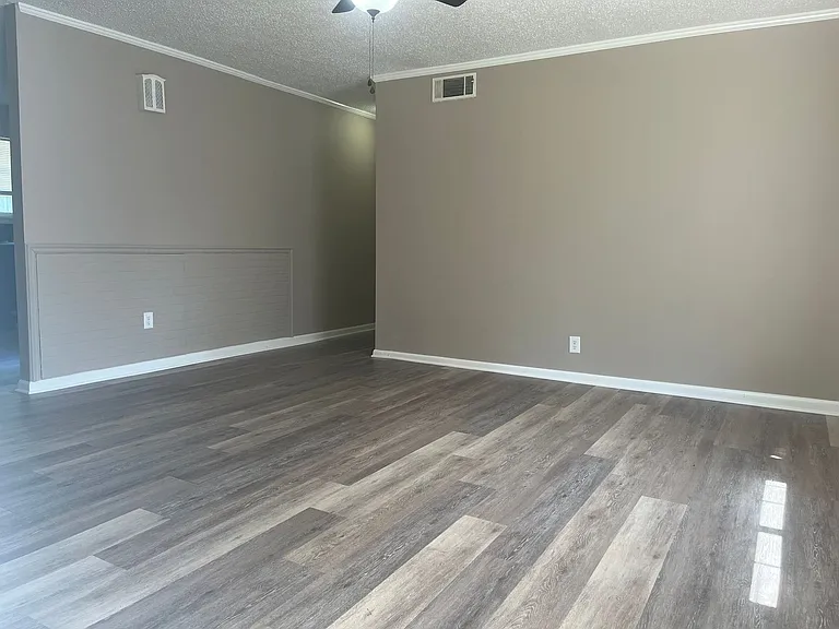 813 Sorrells Dr — Photo 2