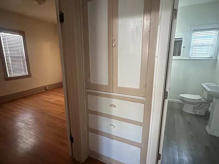Hall between both bedrooms