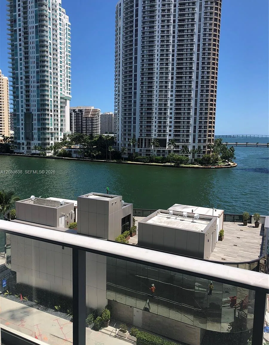 Met 1 Condo — Photo 2