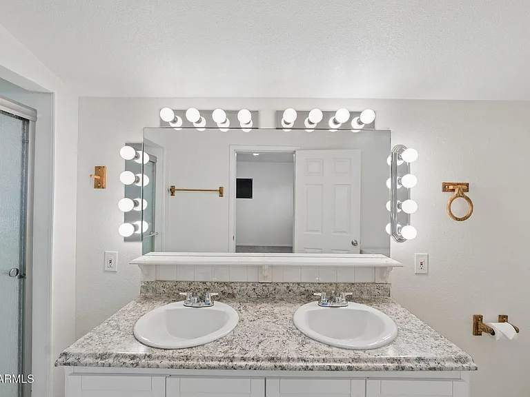 7 S Catalina St — Photo 19