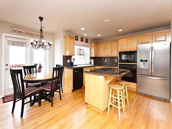 Kitchen w/ Island