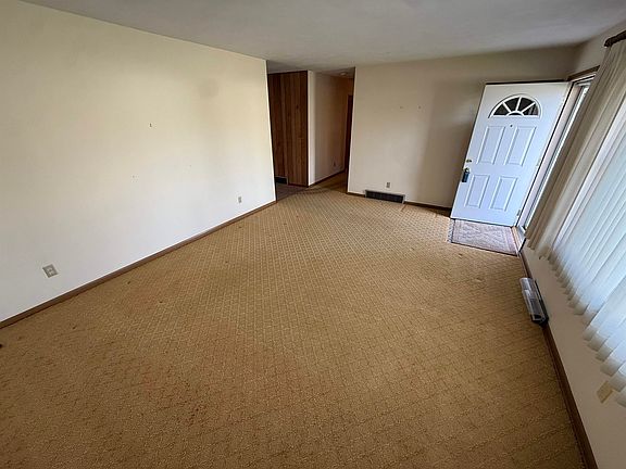 4th image of 1040 N Sumac Dr