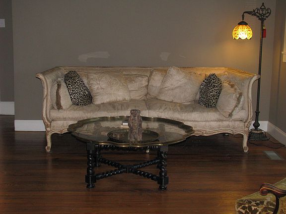 Living Room/Hardwood flooring/fresh paint