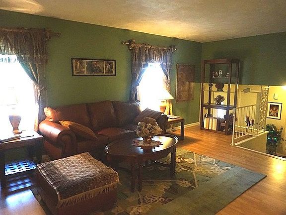 4th image of 724 Hampshire Cir
