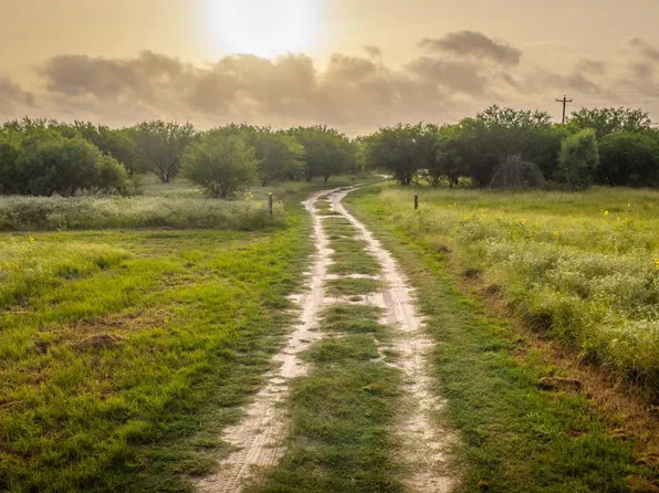 562 County Rd, Floresville, TX 78114