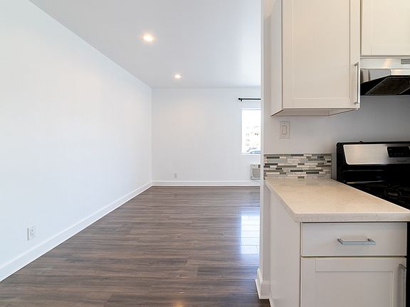 4th image of 319 N Heliotrope Dr APT 2