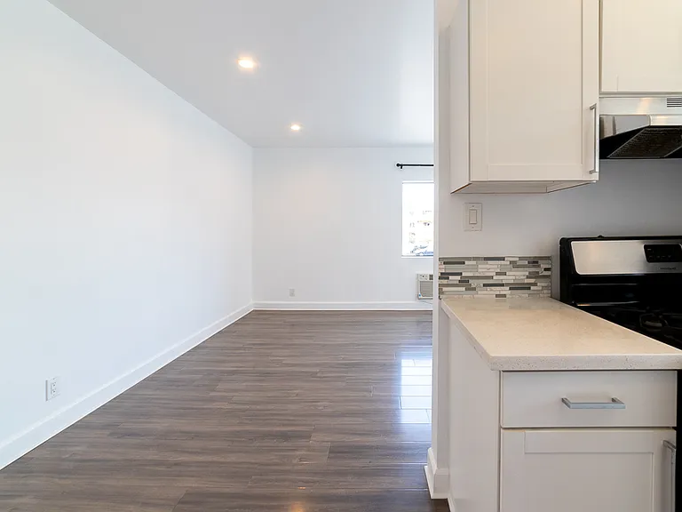 319 N Heliotrope Dr #2 — Photo 4