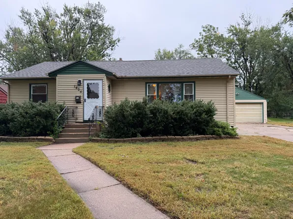 1424 Idaho Ave SE, Huron, SD 57350