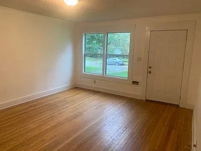 3 bed, 1.0 bath, 1179 sqft, $1,195 — Photo 2