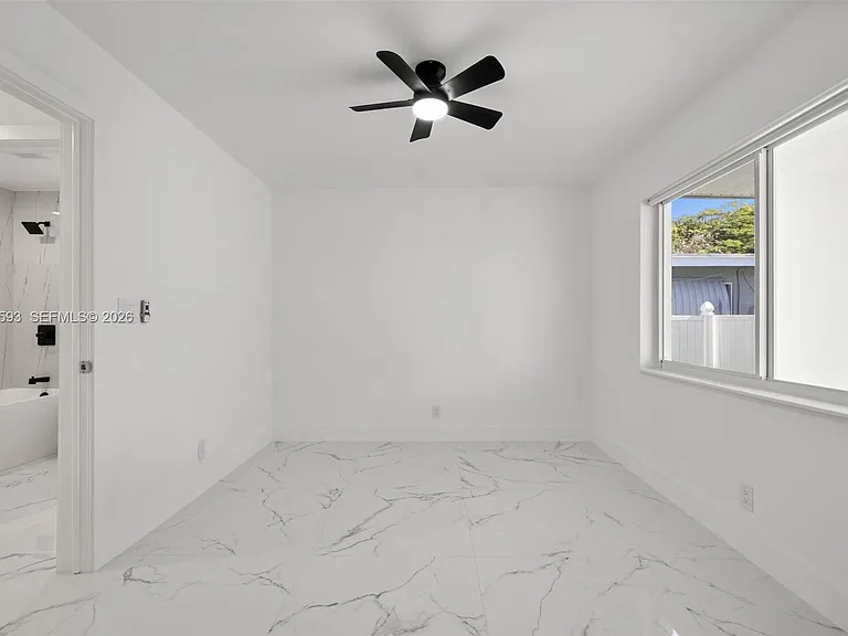 253 SW 4th St — Photo 16