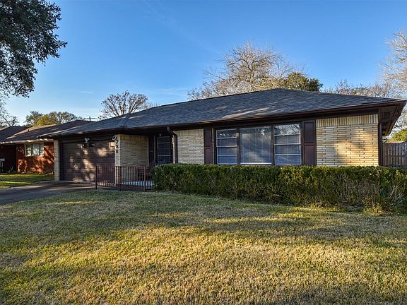 This home features 3 bed, 2 full bath, formal livings formal dining & spacious kitchen. Este hogar tine 3 recamaras y dos banos.