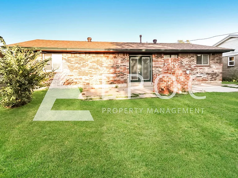 409 Woodland Dr — Photo 1