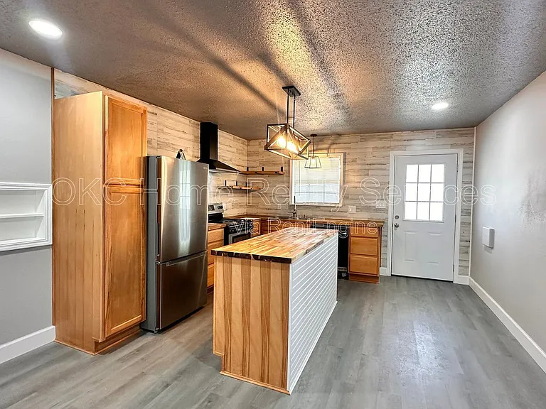 1617 N Christine Dr — Photo 3
