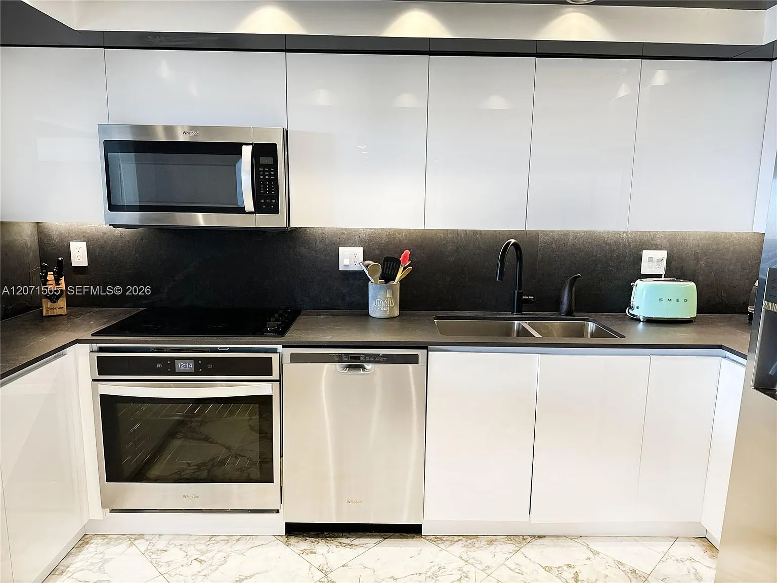 Delvista Towers Condo — Photo 3