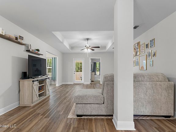 4th image of 14077 Fox Hill Dr