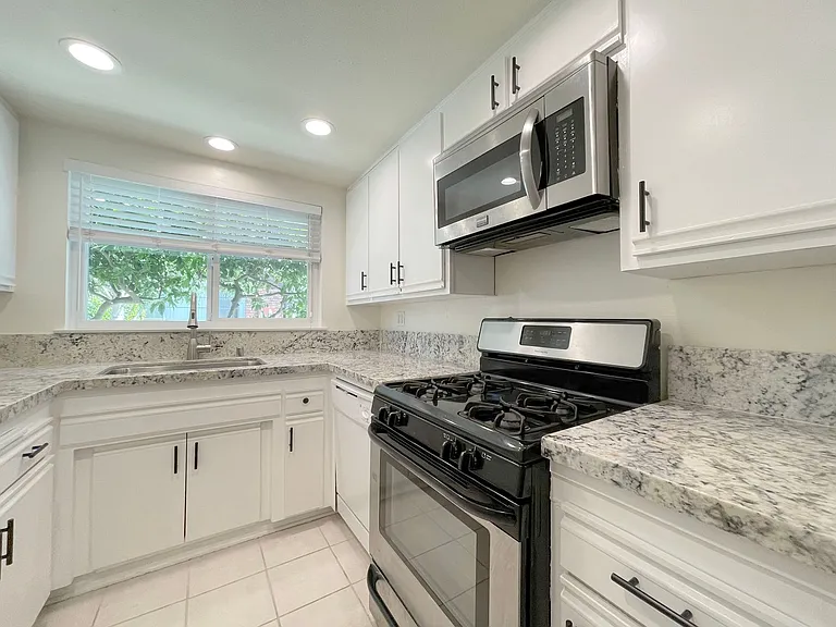 2414 Richmond Way — Photo 8