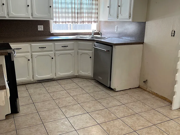 9905 S Clegern Ave — Photo 3