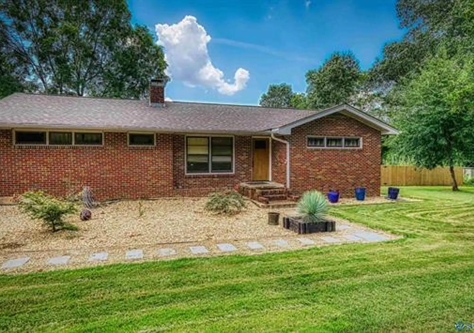 Charming brick rancher on a stunning 3/4-acre lot in Huntsville! **6 month lease only** — Photo 3