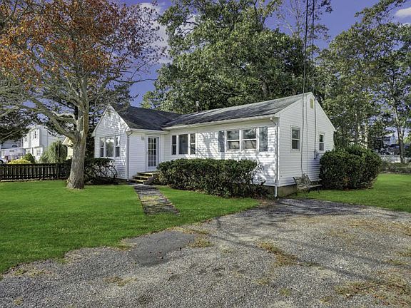 5th image of 8 Pine Crest Dr