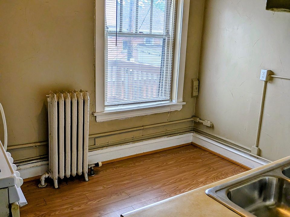 Kitchen, spot for small table and chairs