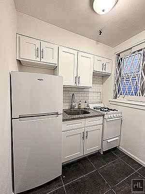 5th image of 406 W 51st St #C5
