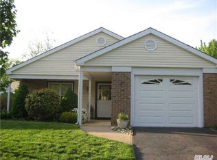 396 Kingston Dr, Ridge, NY 11961
