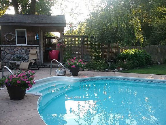 5th image of 37 Blue Jay Dr
