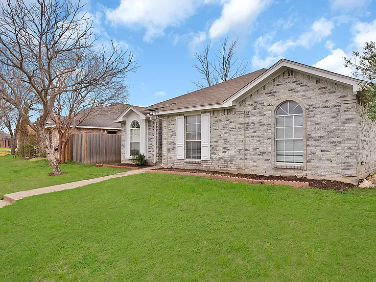 2820 Bent Brook Dr — Photo 3