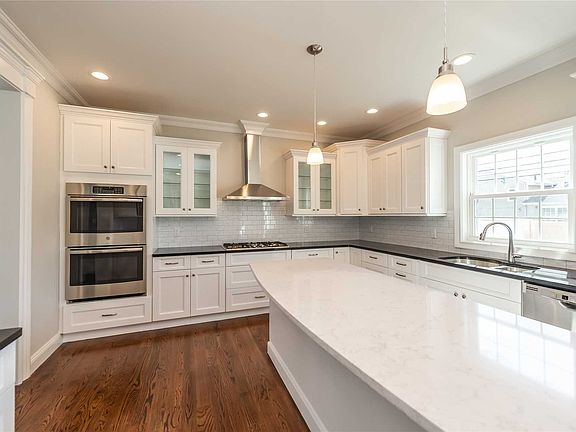 5th image of 384 Elmore Ave