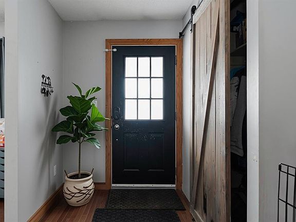 3rd image of 108 W Robin Cres
