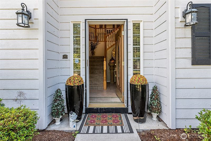 5th image of 215 W St James Place