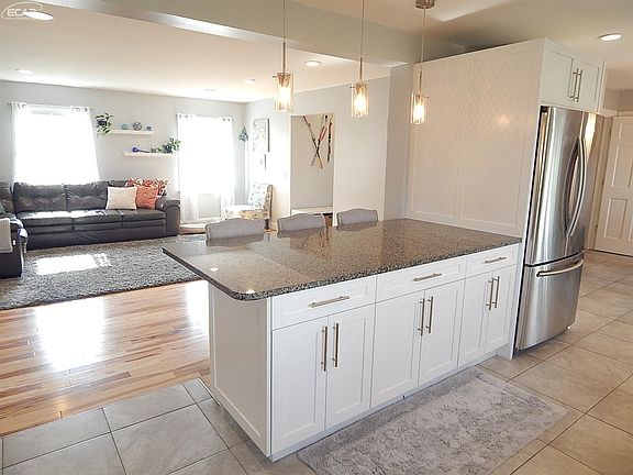 3rd image of 6149 Coventry Dr