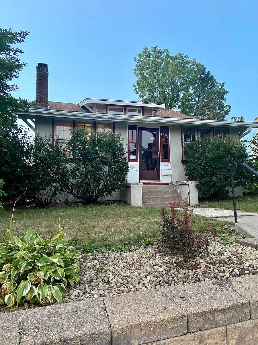 Building Photo - 1517 Como Ave #B