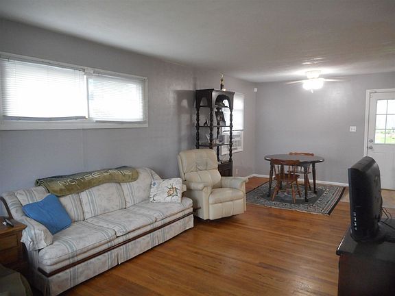 3rd image of 1121 Sussex Dr