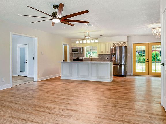 3rd image of 413 Parkview Ave