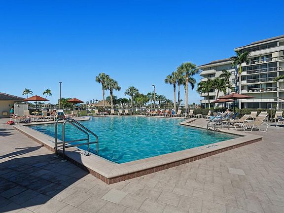 4th image of 651 Seaview Ct APT 301