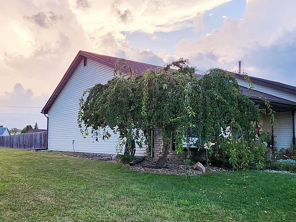 3rd image of 604 Sandalwood Dr