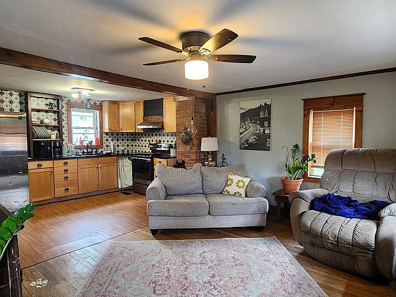 4th image of 202 Mountain View