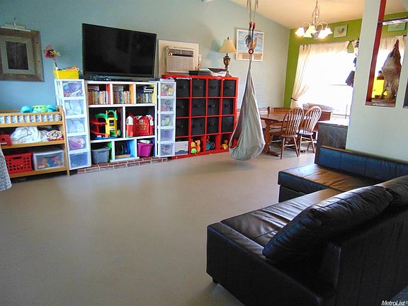 3rd image of 1101 Holly Dr
