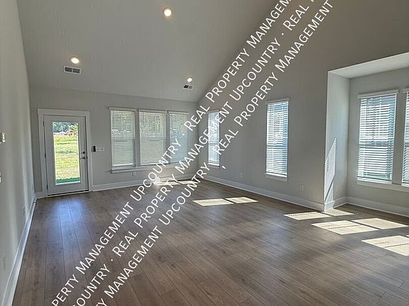 3rd image of 322 Ridgelea St